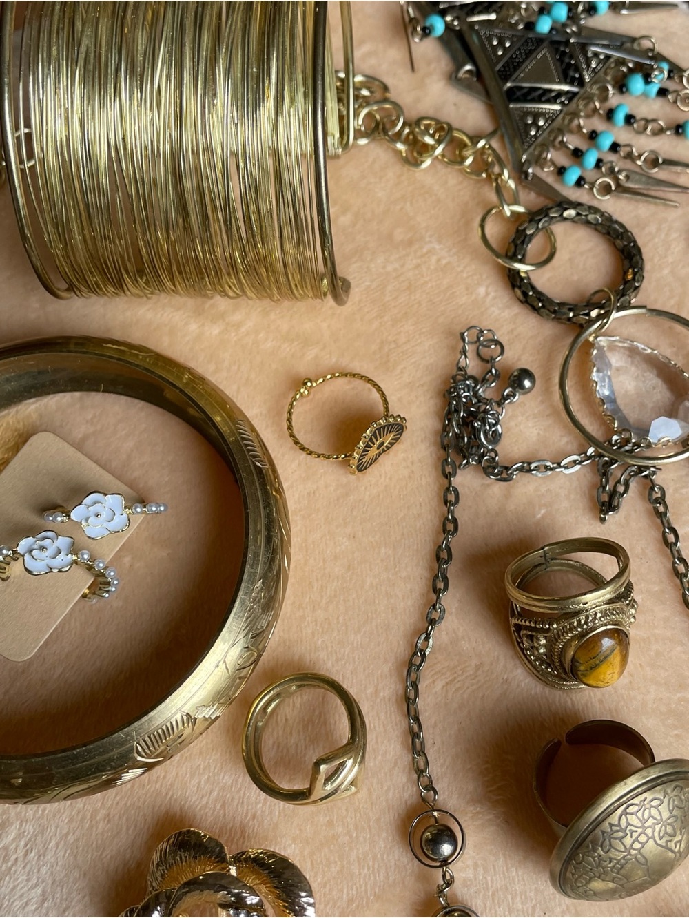 Lot of gold tone fashion jewelry and cat pouch . - Picture 13 of 16